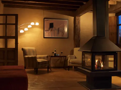 Salón con chimenea, hotel rural sólo adultos en Soria