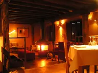 Salón con chimenea en hotel rural solo adultos en Soria